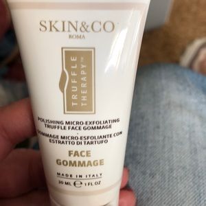 Polishing micro exfoliating truffle face gommage